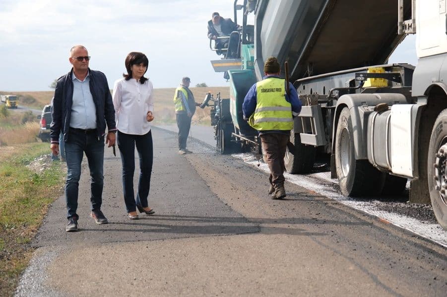 Covor asfaltic nou pe drumul spre Dângeni - FOTO