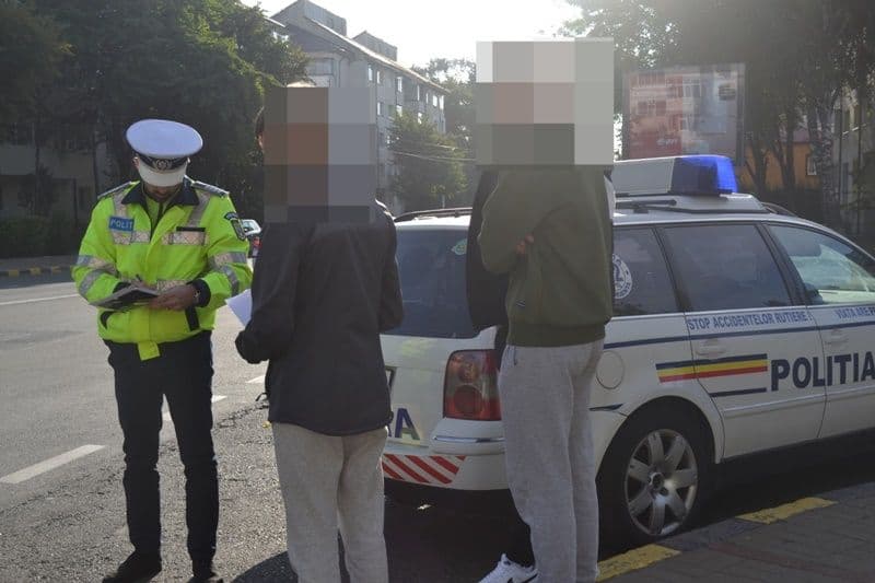 Zeci de elevi aduși la școală de Poliție. Aceștia au făcut o razie pentru prevenirea delicvenței juvenile - FOTO
