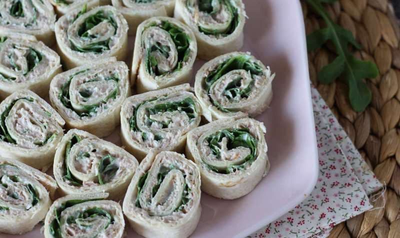 Rulouri aperitiv cu tortilla, ton și cremă de brânză