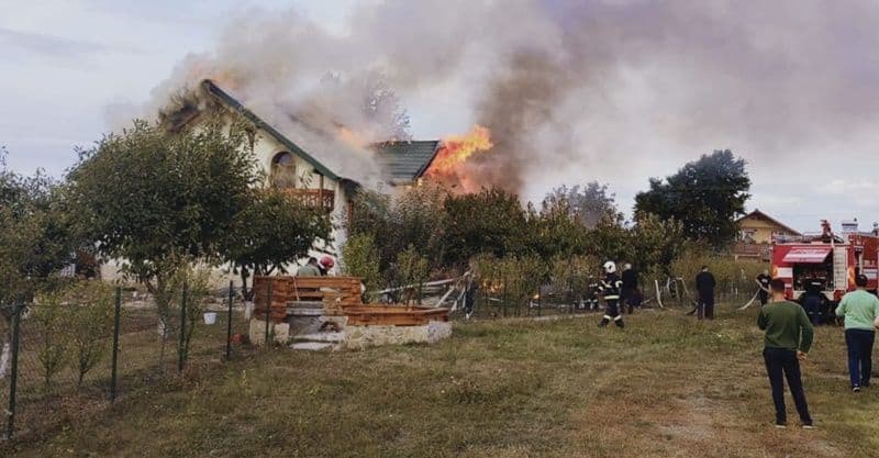 Casă din Huțani cuprinsă de flăcări. Proprietara a primit îngrijiri medicale după ce a suferit un atac de panică - FOTO