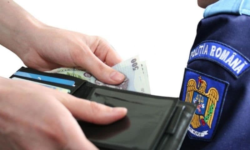 Tânăr trimis în judecată, după ce a încercat să ofere mită 500 de euro unor polițiști care l-au prins rupt de beat la volan