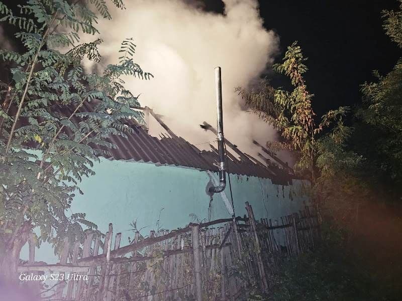Bucătărie de vară distrusă în urma unei explozii, urmată de incendiu - FOTO