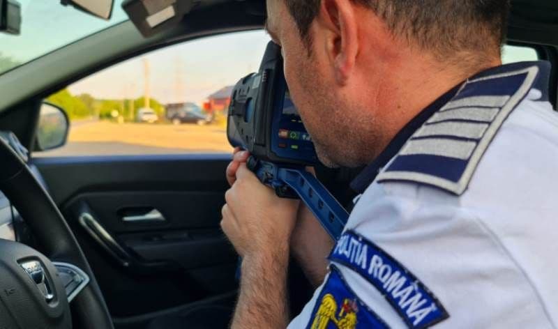 Vitezomanii, trași pe dreapta de polițiștii din Dorohoi: 9 șoferi au fost amendați pentru depășirea limitei legale de viteză