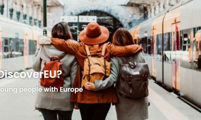 Tinerii români pot călători gratuit în Europa prin programul DiscoverEU. Ce condiții trebuie îndeplinite?