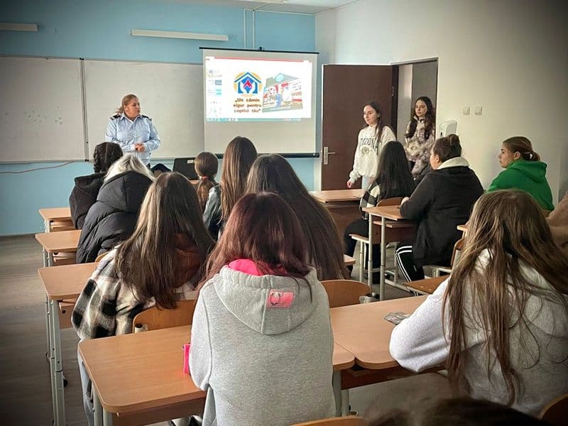 Lecție predată de pompieri elevilor Liceului „Alexandru cel Bun” din Botoșani - FOTO