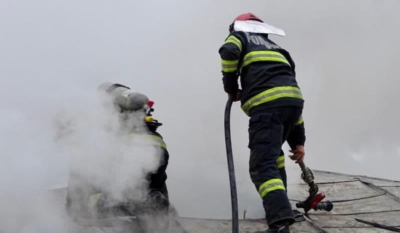 Curățați coșurile de fum! Casa unei familii a fost în pericol din cauza unui incendiu izbucnit în jurul coșului de fum