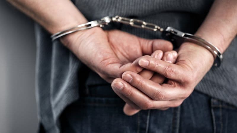 Tânăr din Vlădeni trimis în judecată pentru că a furat poșeta unei femei