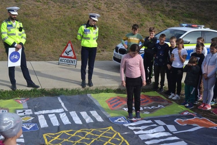 Surpriză pentru școlarii și preșcolarii unei școli din județ, realizată de polițiști - FOTO