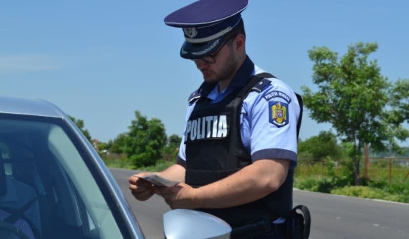 Conducător auto în vârstă de 54 de ani depistat de polițiști în stare de ebrietate și fără permis de conducere