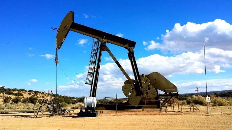 Petrolul urcă din nou la peste 90 de dolari pe baril. Gazele se stabilizează datorită vremii favorabile