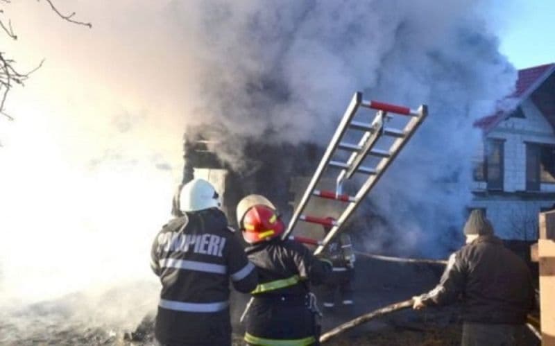 Doi bătrâni au rămas fără acoperiș deasupra capului după ce casa le-a fost cuprinsă de flăcări