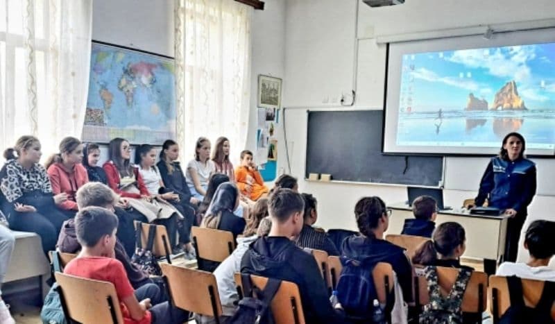 Activități informativ-preventive desfășurate de polițiștii botoșăneni, cu elevii liceului „Ștefan Luchian” din Ștefănești