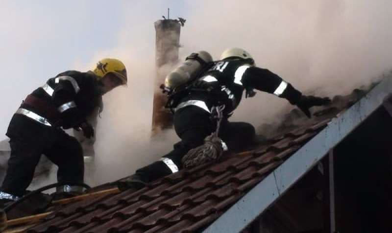 Casa unei familii din localitatea Stăuceni a fost în pericol, în această după-amiază