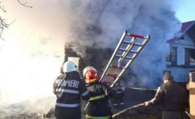 Bucătărie de vară mistuită de flăcări de la o sobă amplasată necorespunzător