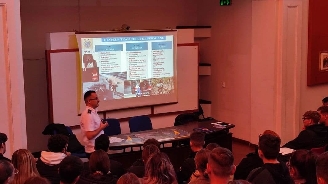 18 Octombrie Ziua Europeană de Luptă împotriva Traficului de persoane la Colegiul Național „Grigore Ghica” Dorohoi - FOTO