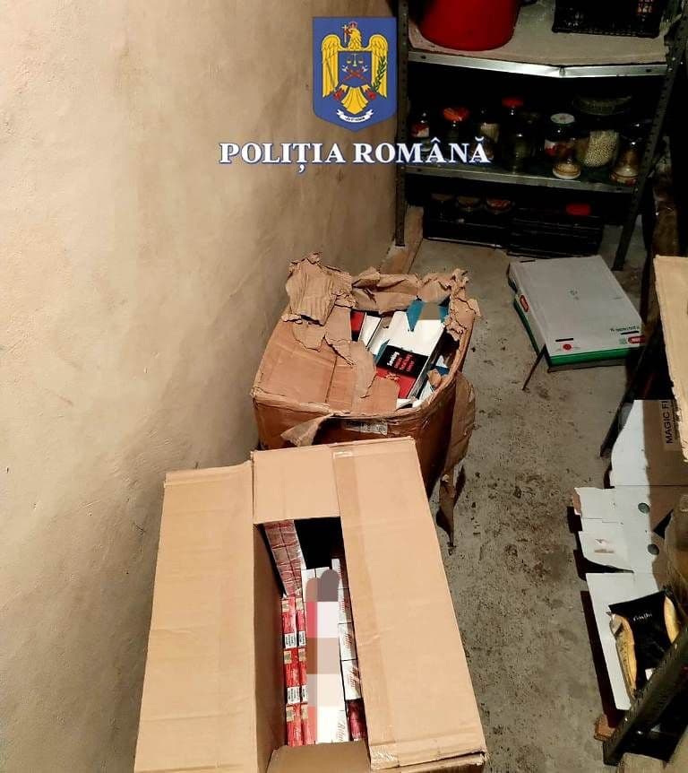 Peste 700 de pachete de țigarete ridicate de polițiști în urma unei percheziții domiciliare