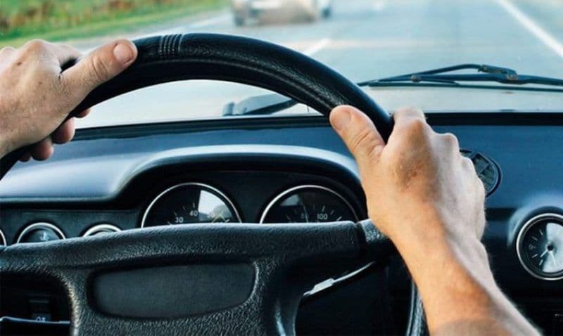 Tânăr fără permis depistat în timp ce conducea un autovehicul neînmatriculat