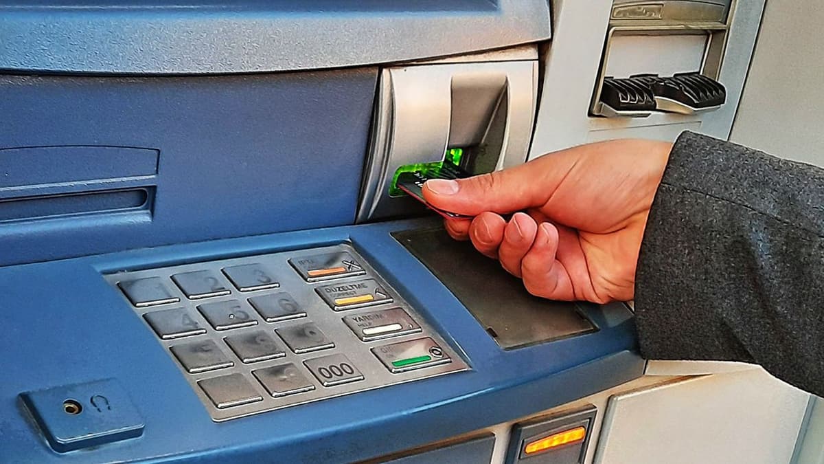 Polițiștii caută un cetățean care a uitat să ridice suma de 900 de lei dintr-un bancomat