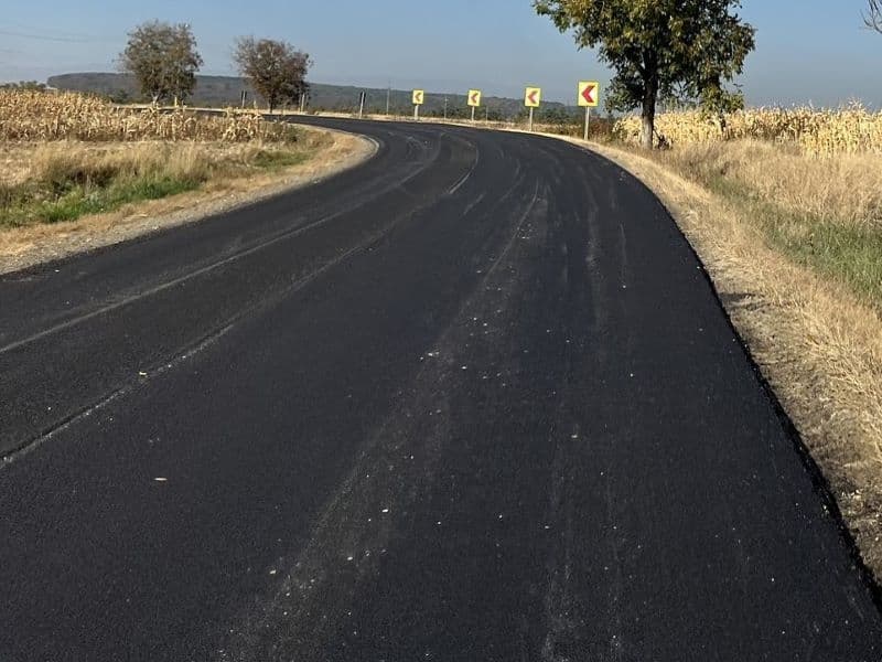 Lucrări de asfaltare a drumului Dorohoi-Botoșani între localitățile Văculești și Leorda