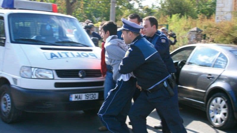 Botoșănean reținut de polițiști pentru tulburarea ordinii și liniștii publice și port de armă albă