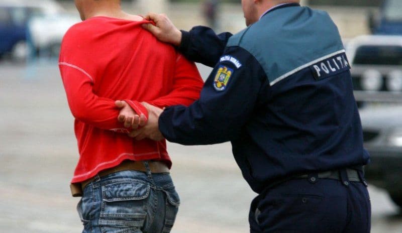 Dorohoian de 34 de ani reținut după ce a furat un telefon mobil din portiera unei mașini