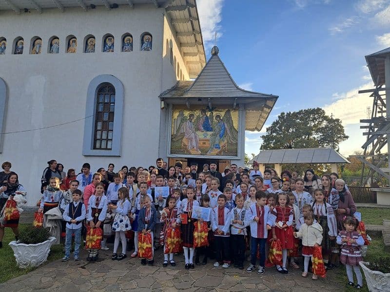 Zeci de tineri au participat la concursul interjudețean de bătut toaca de la Smârdan - FOTO