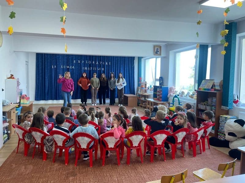 Liceenii reginiști din nou la grădiniță în Școala altfel - FOTO