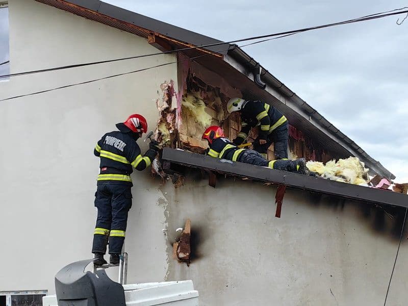 Incendiu violent la o casă din Havârna. Pompierii au intervenit aproape trei ore pentru stingerea acestuia