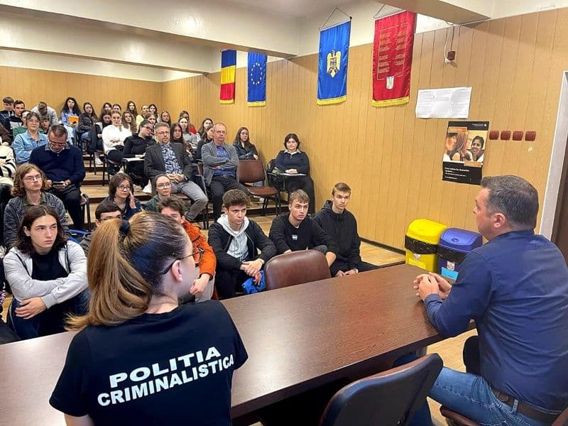 Activităţi derulate de poliţişti în cadrul săptămânii „Școala Altfel” la Colegiul Naţional „Mihai Eminescu” Botoșani