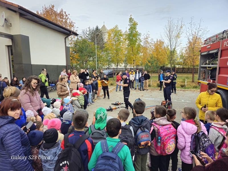 „Școala Altfel” alături de pompierii din Dorohoi - FOTO