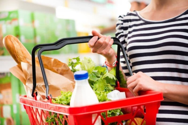 Guvernul va extinde lista alimentelor cu adaos comercial plafonat la 21 de produse