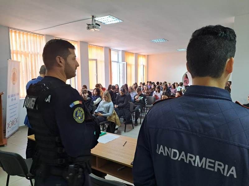 „La școală în siguranță!” activitate desfășurată alături de jandarmi la Liceul „Regina Maria” Dorohoi - FOTO