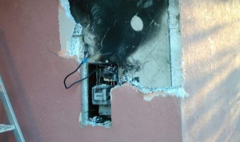 Incendiul izbucnit la un tablou electric putea lăsa o femeie din Frumușica fără acoperiș deasupra capului
