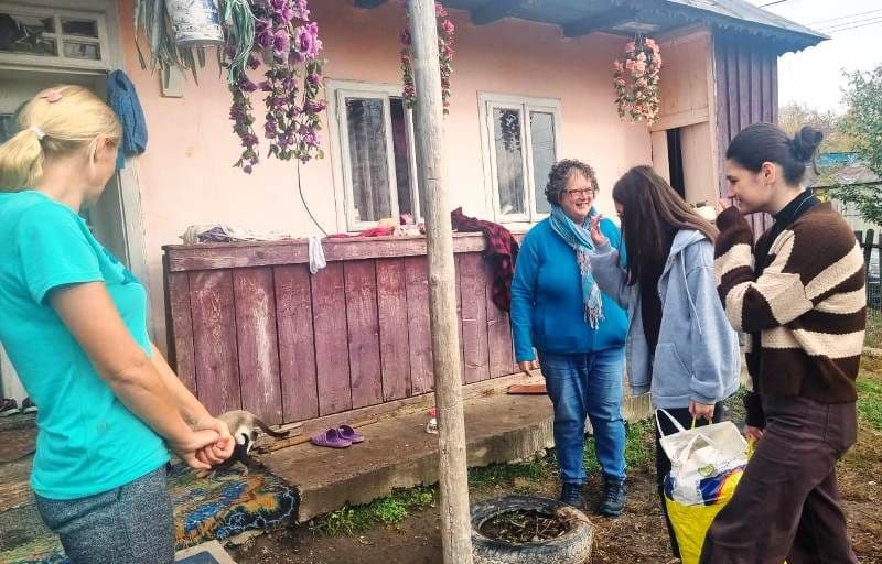 Tinerii din Dorohoi în ajutorul a 12 familii din Dumeni - FOTO