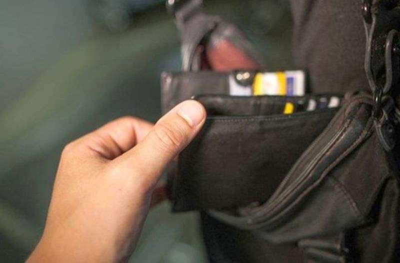 Femeie reținută pentru 24 de ore după ce a furat o borsetă dintr-un autoturism