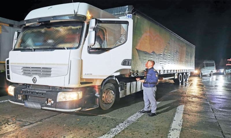 Șofer de tir aflat sub influența băuturilor alcoolice prins de polițiștii de frontieră la Stânca