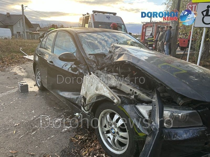 Mașină izbită de tren la Dorohoi! Neatenția unui șofer putea crea o tragedie - FOTO