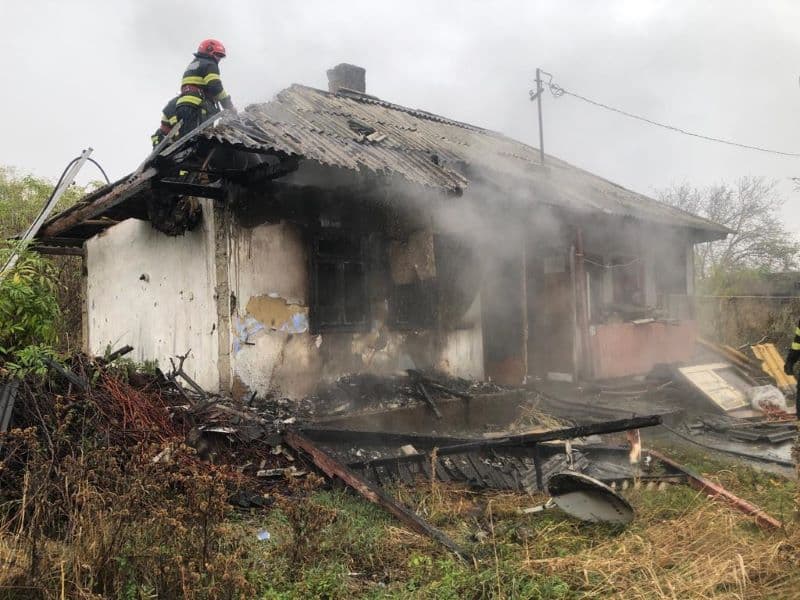 Locuință din Brăești cuprinsă de flăcări după ce proprietarul a lăsat un foc nesupravegheat