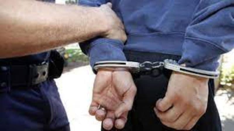 Tânăr de 30 de ani reținut de polițiști după ce ar fi furat suma de 8000 de lei dintr-o mașină