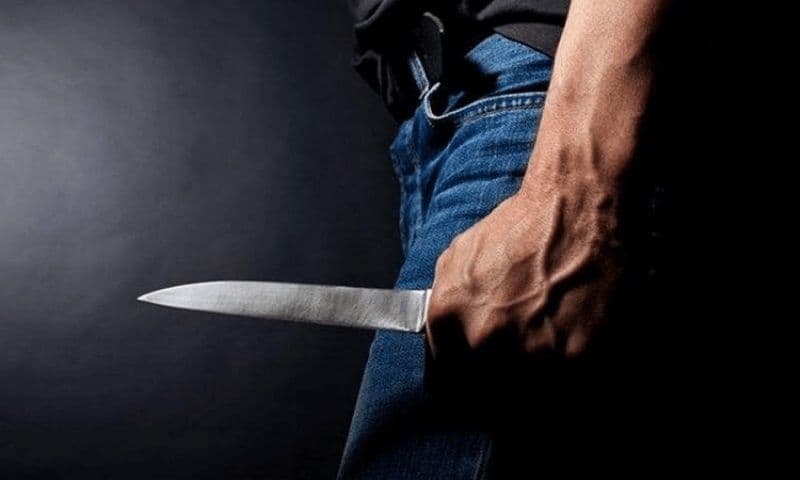 Botoșănean de 22 de ani reținut de polițiști pentru că a agresat și amenințat cu un cuțit un client al unui bar