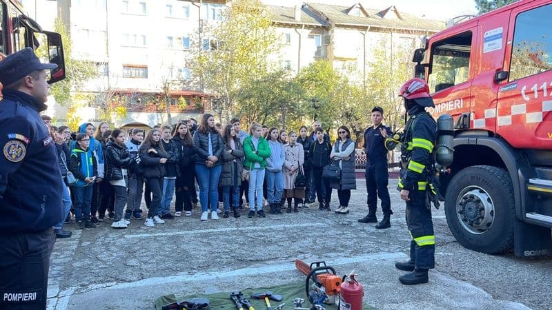 Peste 80 de elevi ai școlii „Cornerstone” au vizitat Detașamentul de Pompieri Dorohoi - FOTO