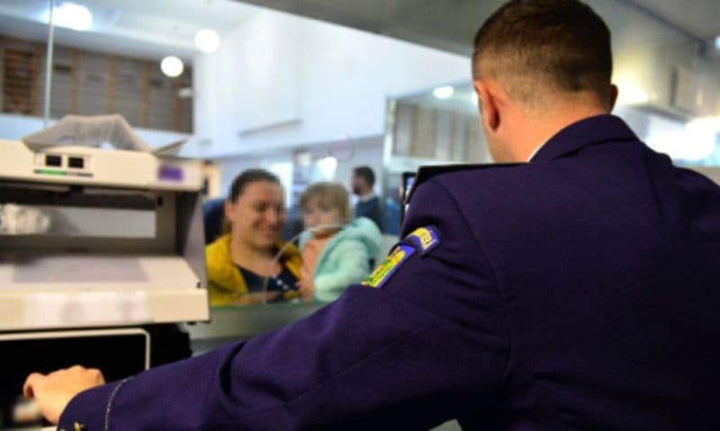 Poliţia de frontieră obligată să verifice informaţiile din cazierul judiciar. Iohannis a promulgat legea pe 7 noiembrie