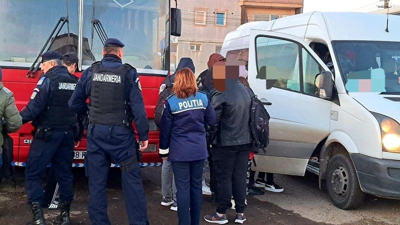 Elevi din Șendriceni și Dorohoi aduși la școală cu poliția. Acțiune de combatere a delincvenței juvenile și a absenteismului școlar
