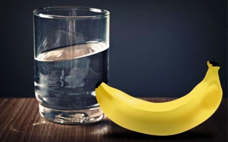 De ce ar trebui să îți începi ziua cu un pahar cu apă caldă și o banană