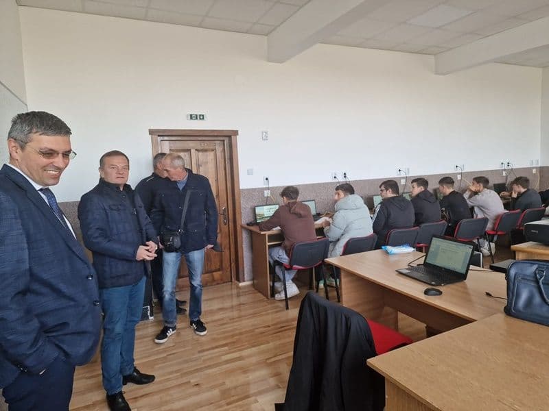 Liceul „Regina Maria” Dorohoi - Modulul II în haine noi! - FOTO