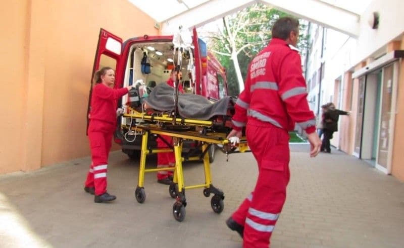 Caz INCREDIBIL! Un bărbat din Botoșani și-a tăiat venele cu flexul după ce a citit pe internet că are o boală incurabilă
