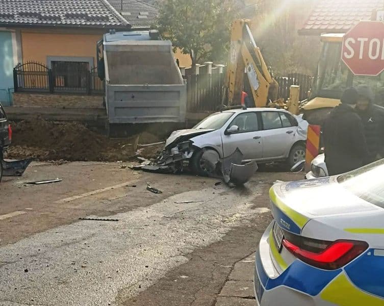 ACCIDENT la Dorohoi! Un camion a izbit un buldoexcavator, două autoturisme și s-a oprit în gardul unei case – FOTO