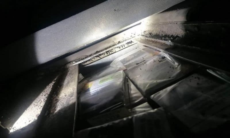 Inventivitate fără margini a contrabandiștilor: Au ascuns țigările în sistemul de aer condiționat al unui vagon de tren