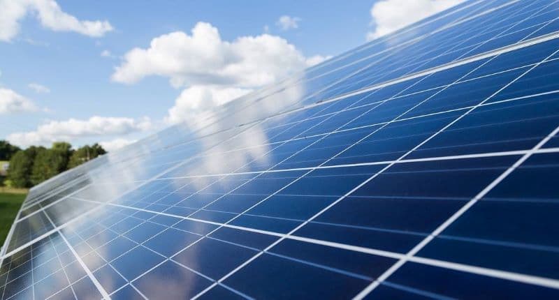 Guvernul a modificat legea energiei electrice. Prevederi importante pentru prosumatori