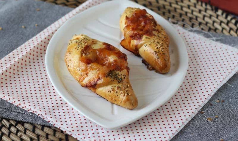 Rulouri umplute cu sos de roșii, șuncă și mozzarella 